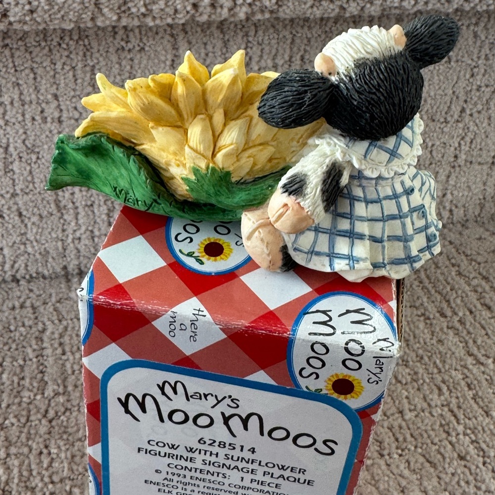 Enesco Mary's Moo Moos Cow with Sunflower Figurine "Cow with Sunflower" - Picture 3 of 4